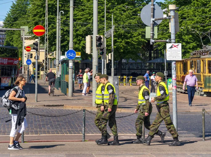 A group of Finnish military police personnel (Sotilaspoliisi - ‘soldier police’) walking near the harbour in Helsinki